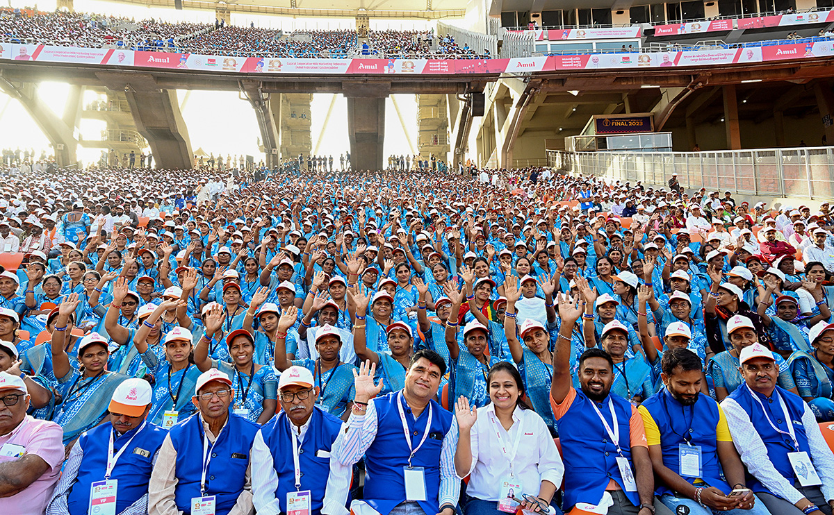 Собравшиеся во время празднования золотого юбилея Гуджаратской кооперативной федерации по продаже молока на стадионе Нарендры Моди в Ахмадабаде, Индия, 22 февраля 2024 года. Фото: Reuters