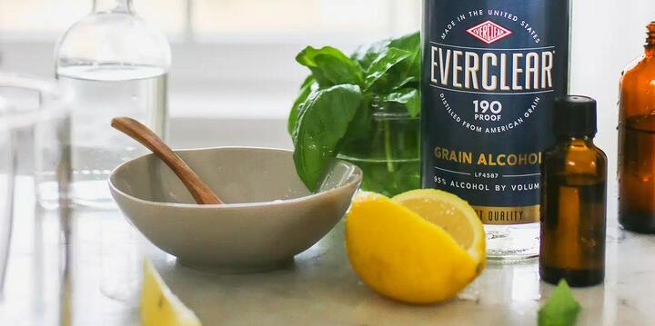 Иллюстрация к тексту на сайте производителя Everclear, в котором потребителям предлагают использовать этот спирт при изготовлении стеклоочистителя с запахом лимона и базилика. Фото: diywitheverclear.com