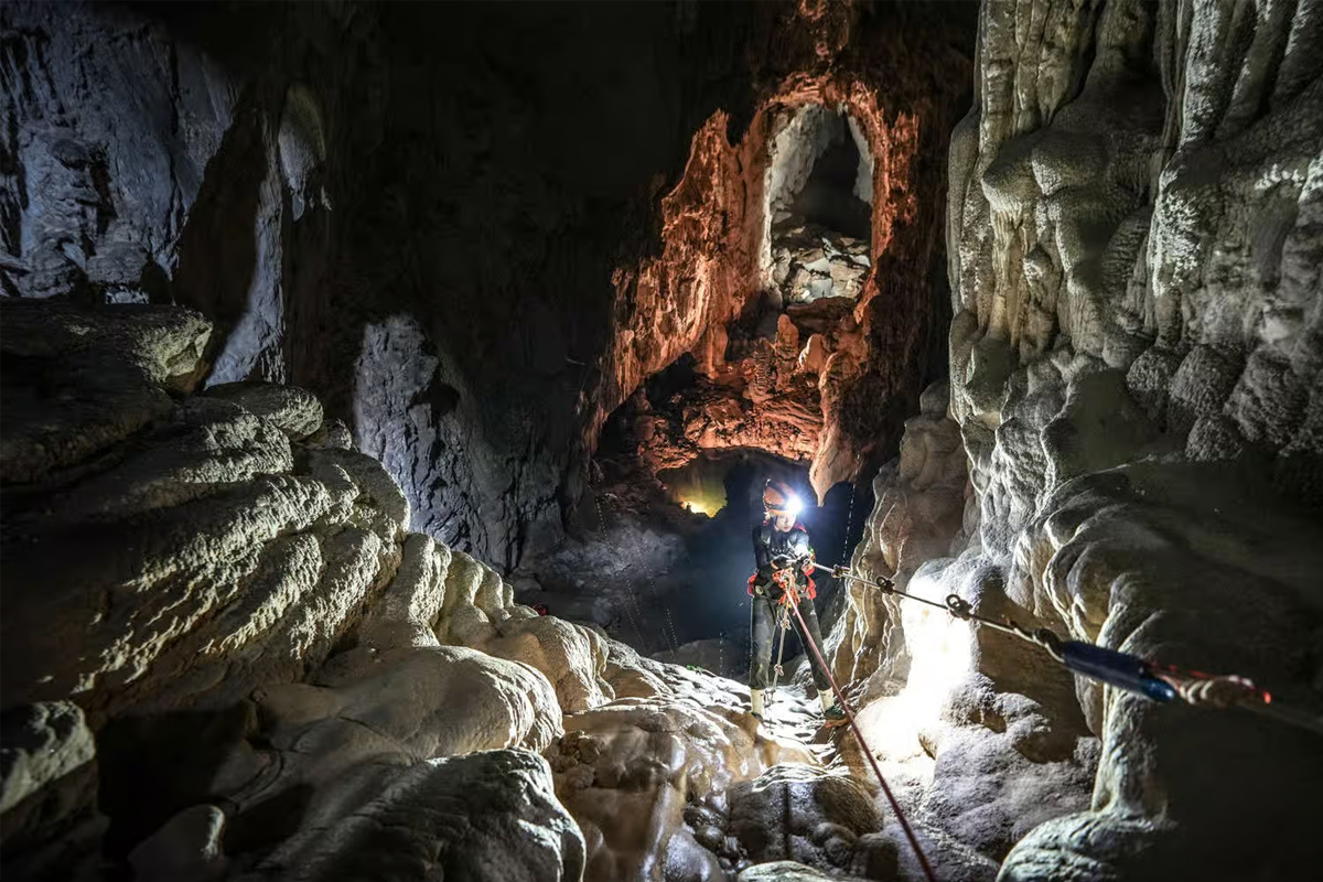 Спуск в пещеру Шондонг со страховочным снаряжением, Вьетнам. Фото: oxalisadventure.com