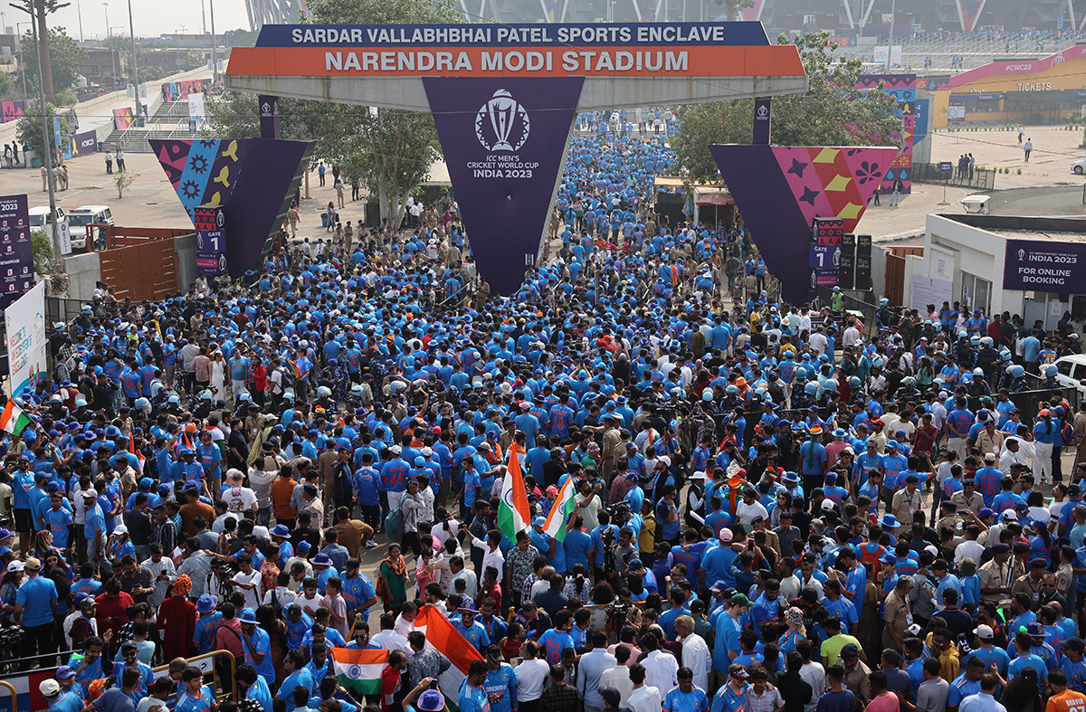 Толпа болельщиков идет на стадион, перед финалом Кубка мира по крикету между Индией и Австралией, Ахмадабад, Индия, 19 ноября 2023 года. Фото: Reuters