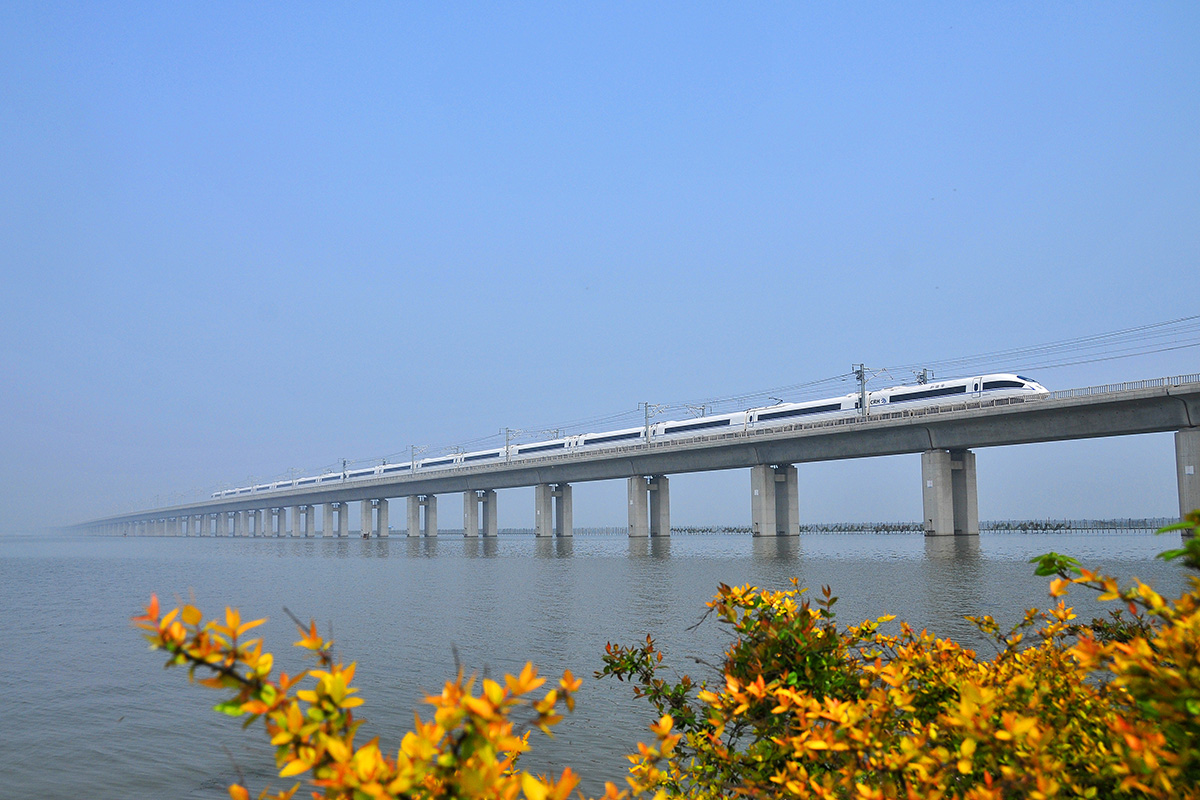Высококоростной поезд следующий по железной дороге Пекин-Шанхай, проезжает по Даньян-Куньшаньскому виадуку через озеро Янчэнху, Китай. 14 апреля 2012 года. Фото: Reuters