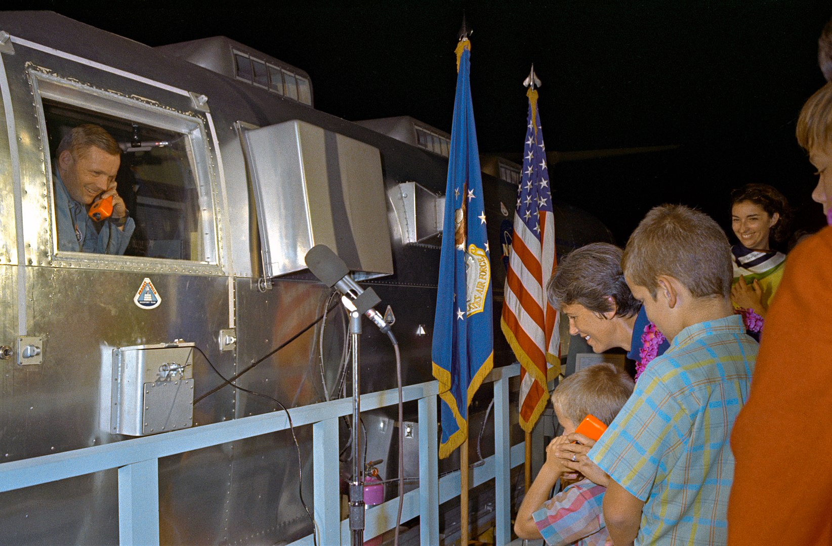 Нил Армстронг разговаривает из карантинного фургона с младшим сыном Марком. Рядом его жена Дженет и старший сын Эрик. Фото: NASA. Общественное достояние, ru.wikipedia.org