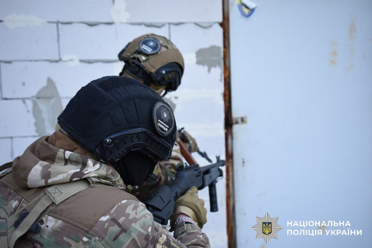 Провели более 200 обысков в 15 регионах: в Украине ликвидировали одну из крупнейших нарколабораторий. Фото и видео