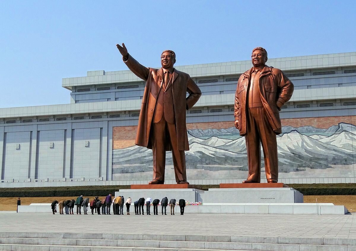 Памятники Ким Ир Сену и Ким Чен Иру