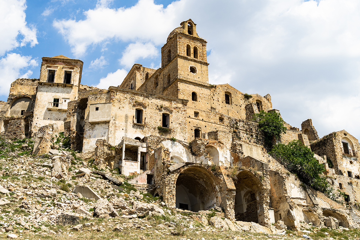 Город-призрак Крако в провинции Базиликата, Италия, 19 января 2024 года. Фото: shutterstock.com