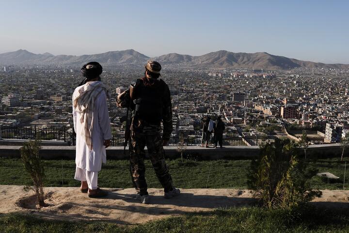 Талибы рассматривают панораму Кабула. Афганистан, 31 марта 2022 года. Фото: Reuters