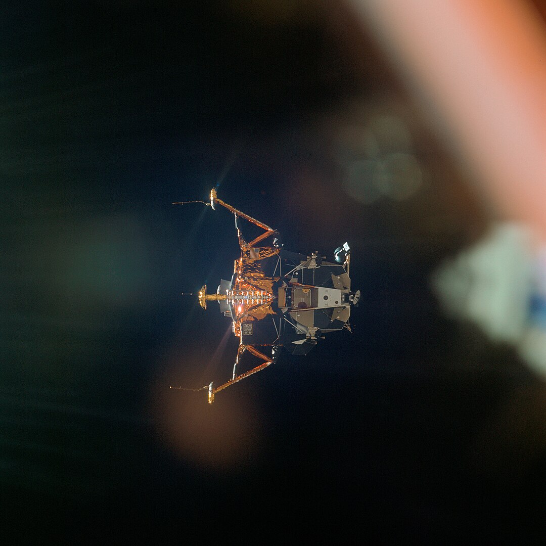 Лунный модуль Eagle на орбите вокруг Луны вскоре после расстыковки с командным модулем. Фото: NASA, commons.wikimedia.org