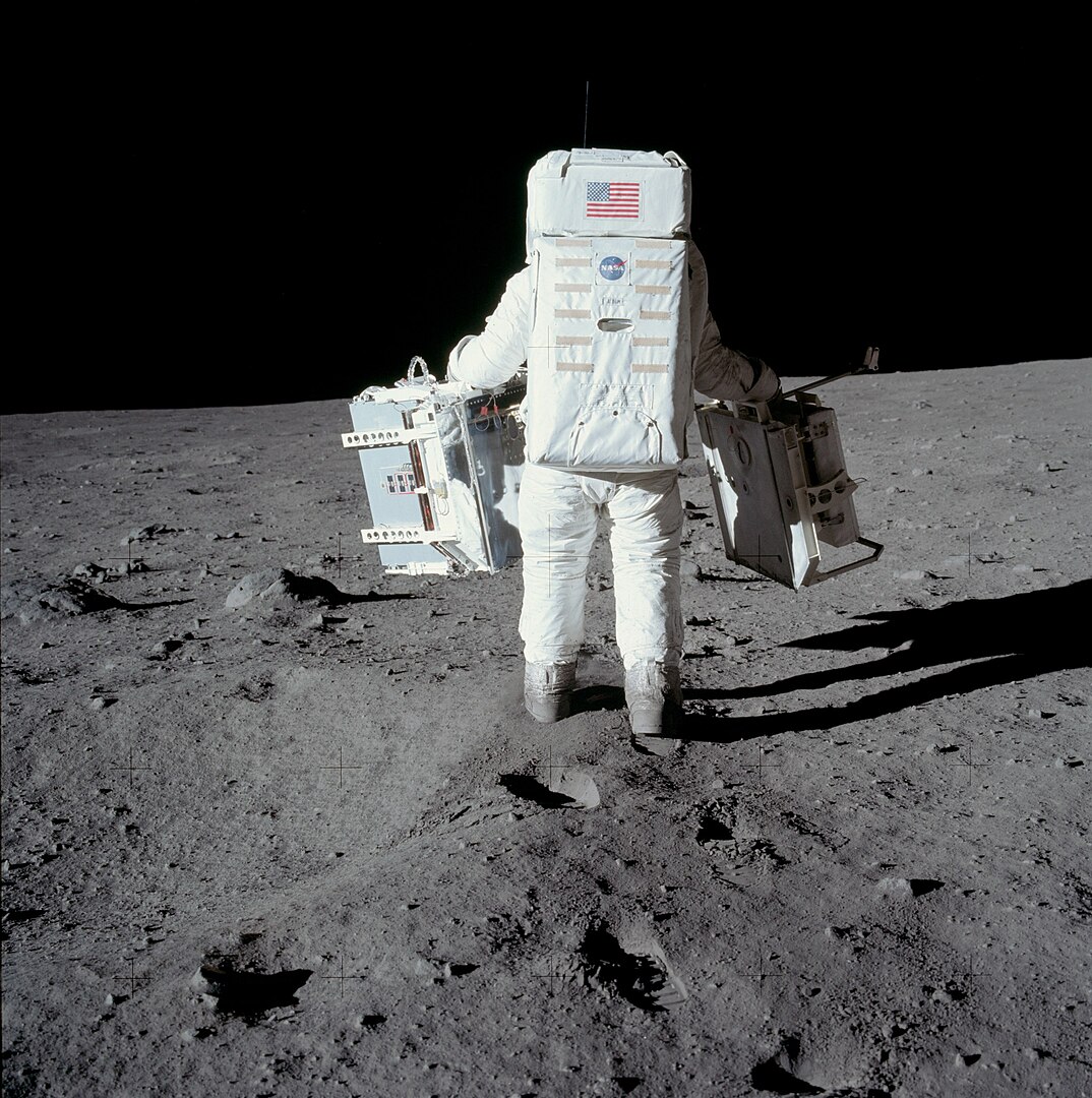 Базз Олдрин несет научные приборы к месту установки. Фото: NASA. Общественное достояние, commons.wikimedia.org