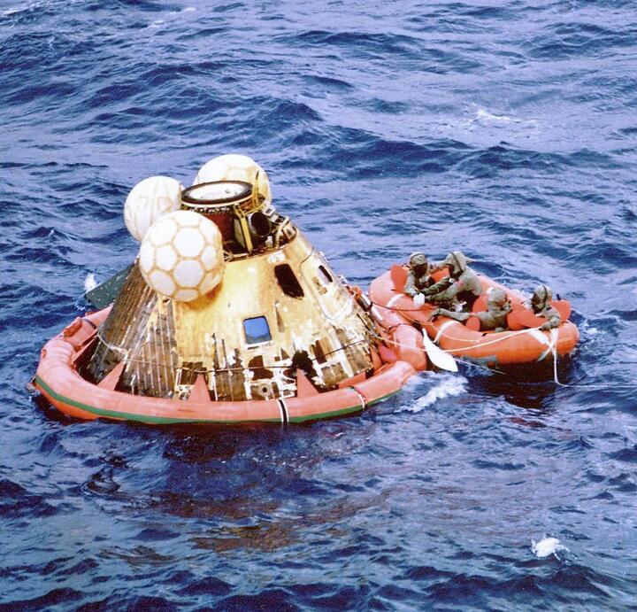 Командный модуль Аполлона-11 после приводнения в Тихом океане. Фото: Авторство: NASA, Общественное достояние, commons.wikimedia.org