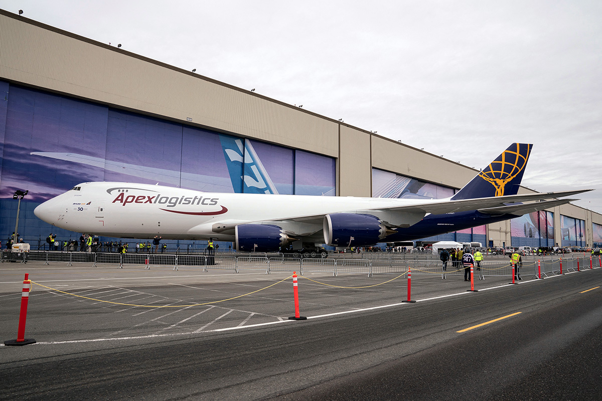 Самолет серии Boeing 747 припаркован у ангара завода компании в Эверетте, штат Вашингтон, США 31 января 2023 года. Фото: Reuters