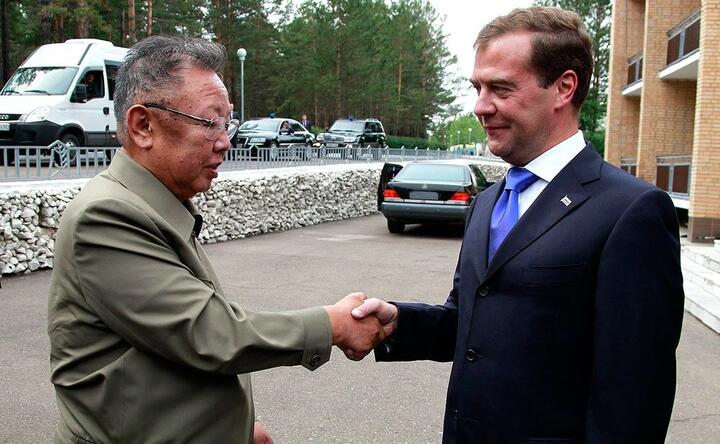 Ким Чен Ир и Дмитрий Медведев. 2011 год. Фото: wikipedia.org