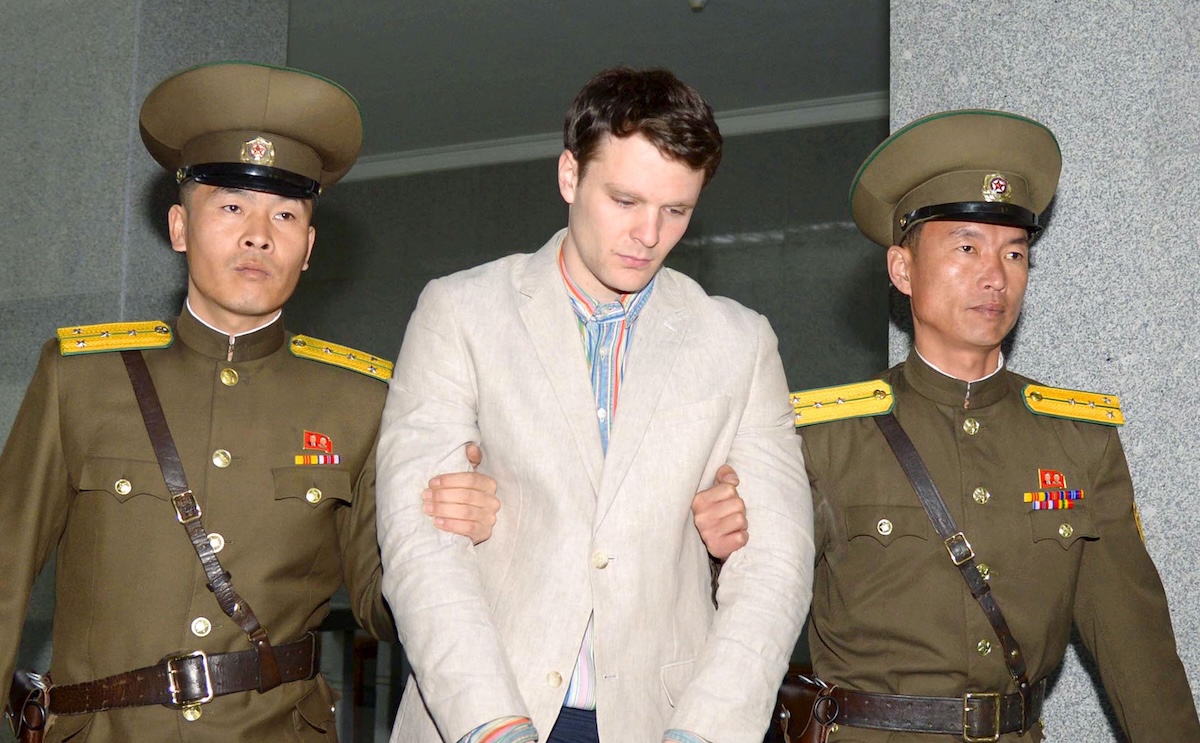 Американский студент и турист Отто Уормбир во время конвоирования на заседание суда в Пхеньяне, Северная Корея, март 2016 года. Фото: Reuters