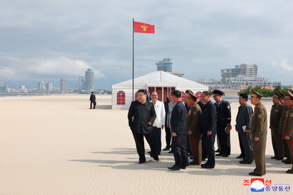 Руководитель КНДР Ким Чен Ын посещает стройку туристической зоны Вонсан-Кальма на востоке страны, 16 июля 2024 года. Фото: ЦТАК