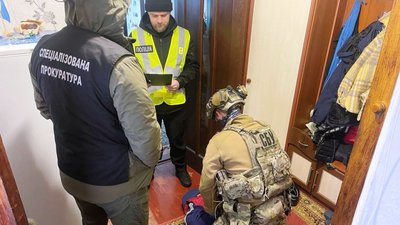 Правоохоронці проводять затримання підозрюваного у збуті наркотиків