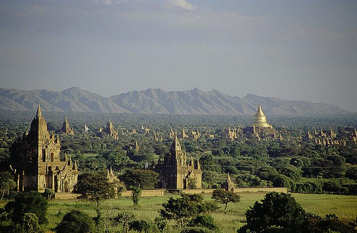 Храмы в Пагане (Мьянма). Фото: Corto Maltese 1999, CC BY 2.0, commons.wikimedia.org