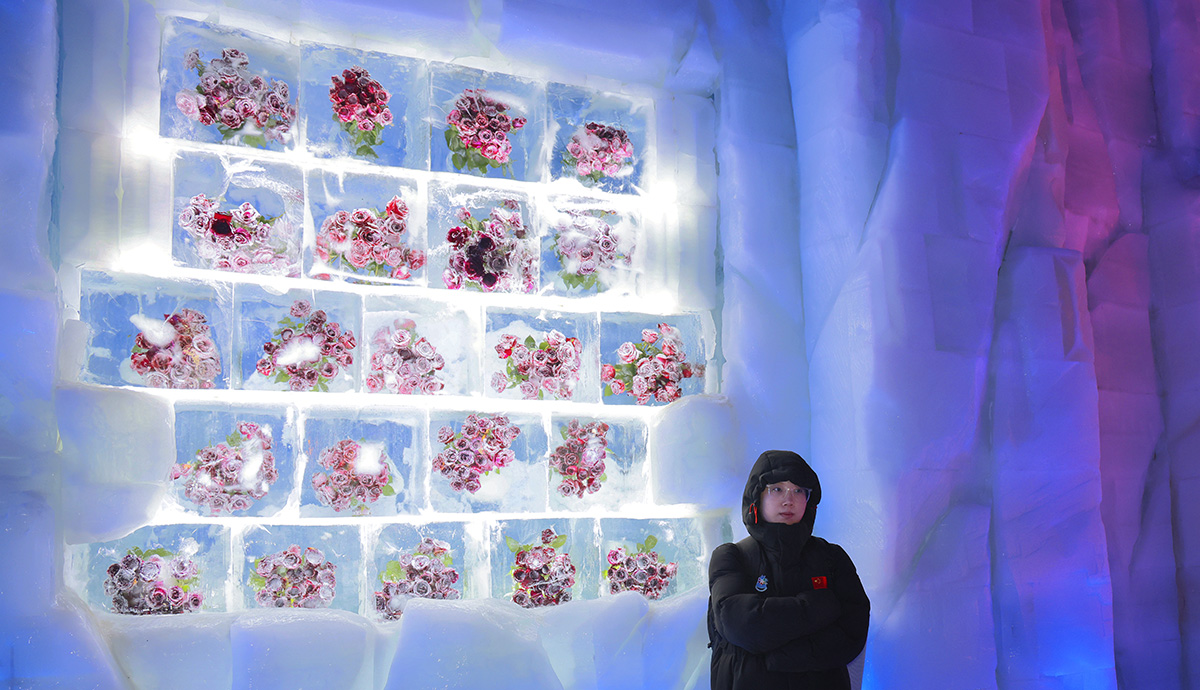 Туристы посещают крупнейший в мире крытый снежно-ледовый тематический парк, в Харбине, Китай, 15 июля 2024 года. Фото: Reuters