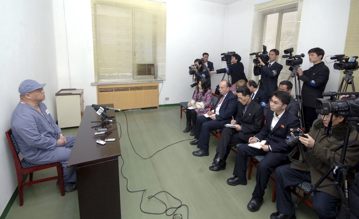 Кеннет Бэй, корейско-американский христианский миссионер, который был задержан в Северной Корее, выступает перед ограниченным число журналистов в Пхеньяне. Снимок опубликован Центральным телеграфным агентством Кореи (ЦТАК) 20 января 2014 года. Фото: Reute