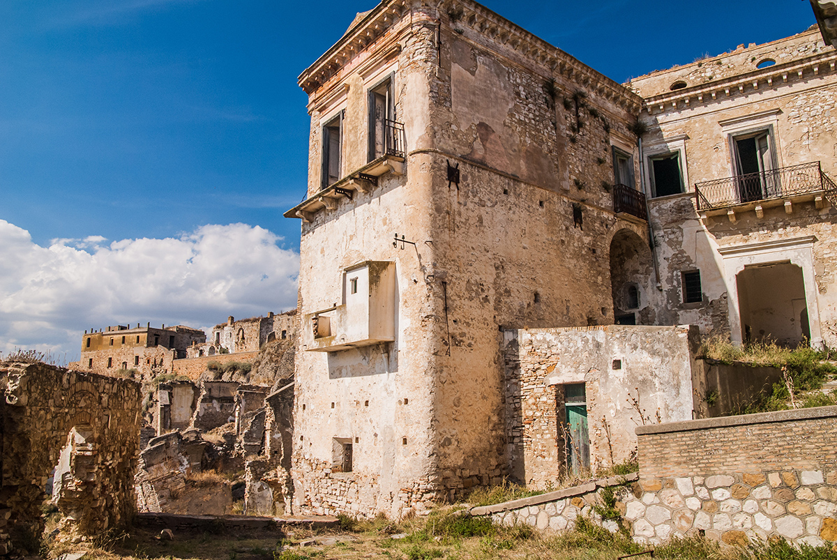 Город-призрак Крако в провинции Базиликата, Италия, 24 мая 2018 года. Фото: shutterstock.com