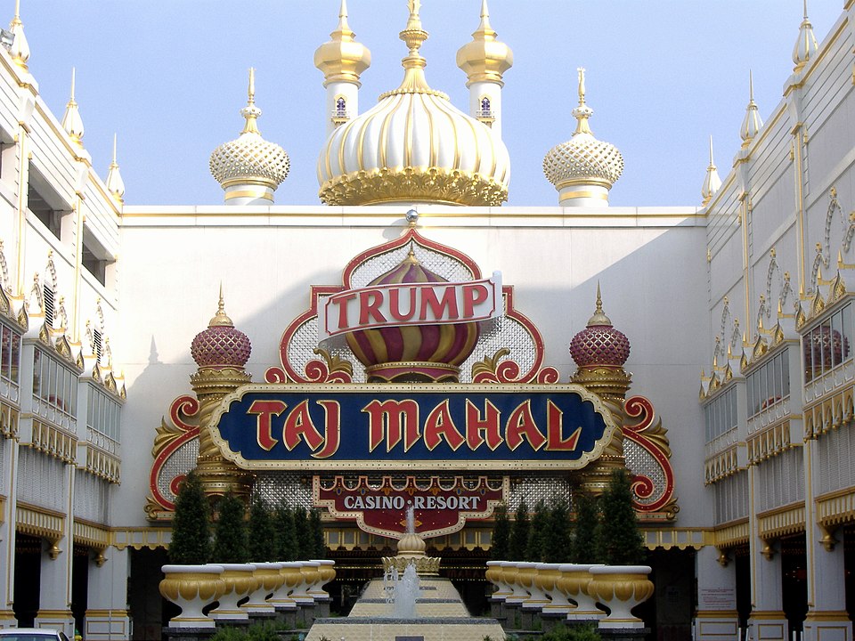 Вход в Trump Taj Mahal - казино и отель, которые принадлежали Дональду Трампу. Фото: Kevin Wong, commons.wikimedia.org