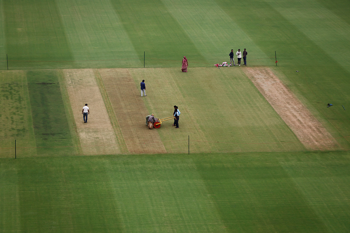Работники стадиона готовят игровое поле перед матчем Кубка мира по крикету среди мужчин на стадионе Нарендра Моди в Ахмадабаде, Индия, 28 сентября 2023 года Фото: Reuters