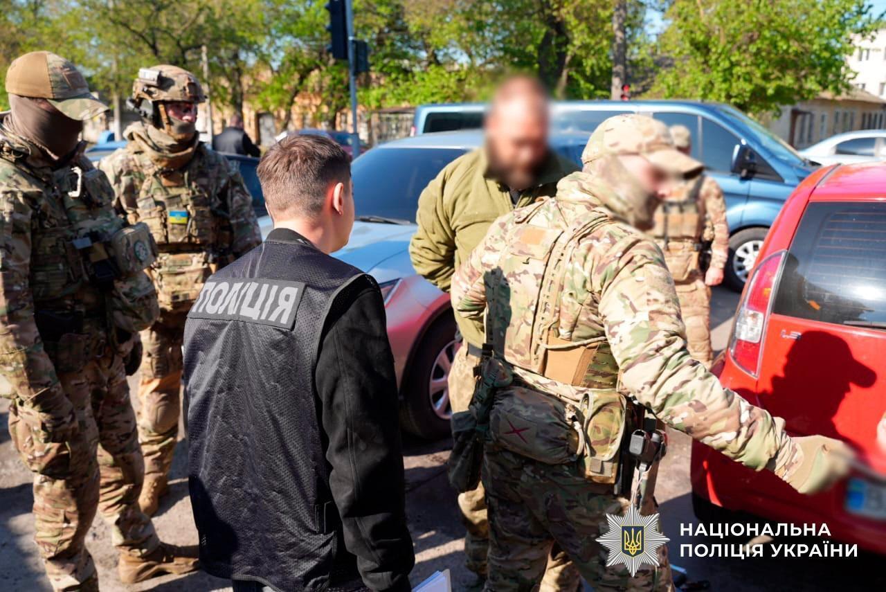 Провели более 200 обысков в 15 регионах: в Украине ликвидировали одну из крупнейших нарколабораторий. Фото и видео