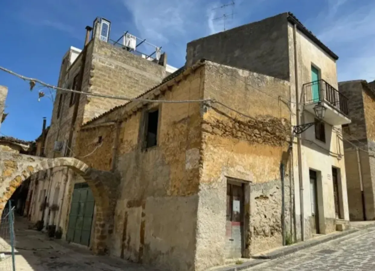 На аукционе в Италии продают заброшенные дома всего за три доллара