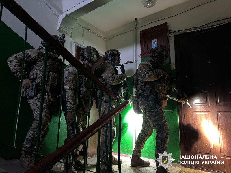 Провели более 200 обысков в 15 регионах: в Украине ликвидировали одну из крупнейших нарколабораторий. Фото и видео