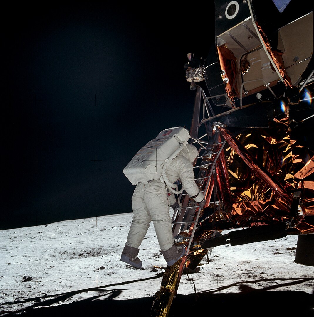 Эдвин Олдрин спускается на лунную поверхность. Фото: Авторство: Neil A. Armstrong. NASA Apollo Archive, Общественное достояние, commons.wikimedia.org