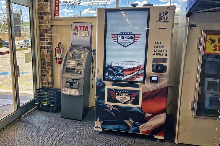 Торговый автомат для продажи боеприпасов в продуктовом магазине Lowe's Market в Каньон-Лейк в Техасе. Фото: Twitter / @americanrounds
