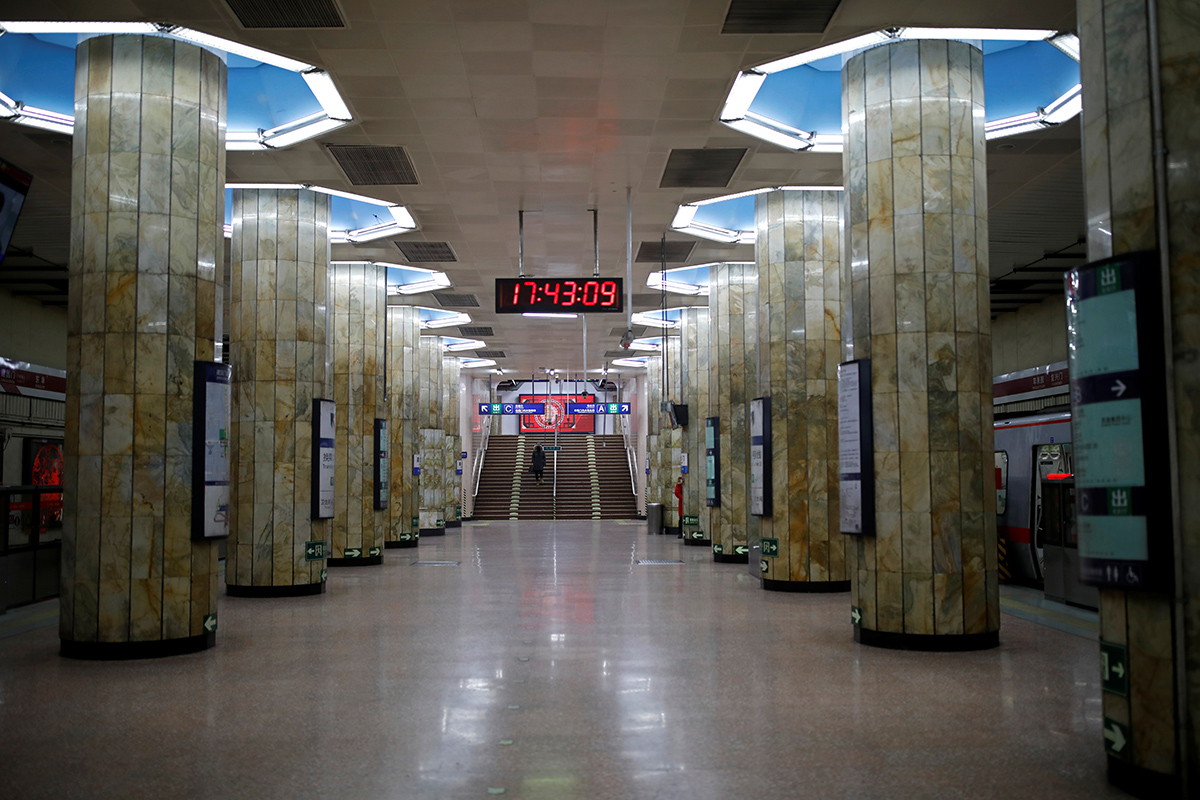 Станция метро «Цзяньгомень» во время вспышки коронавируса, Пекин, Китай, 3 февраля 2020 года. Фото: Reuters