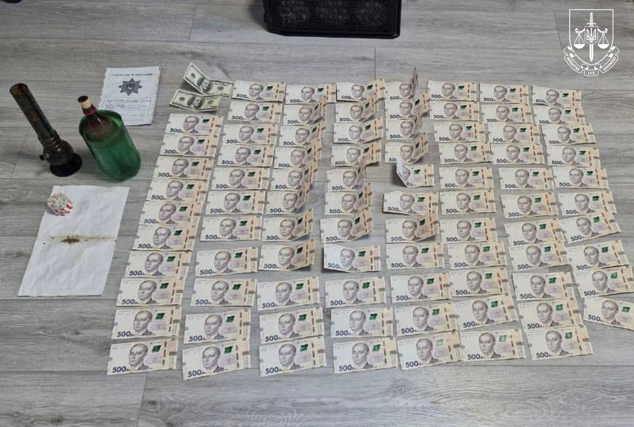 Провели более 200 обысков в 15 регионах: в Украине ликвидировали одну из крупнейших нарколабораторий. Фото и видео