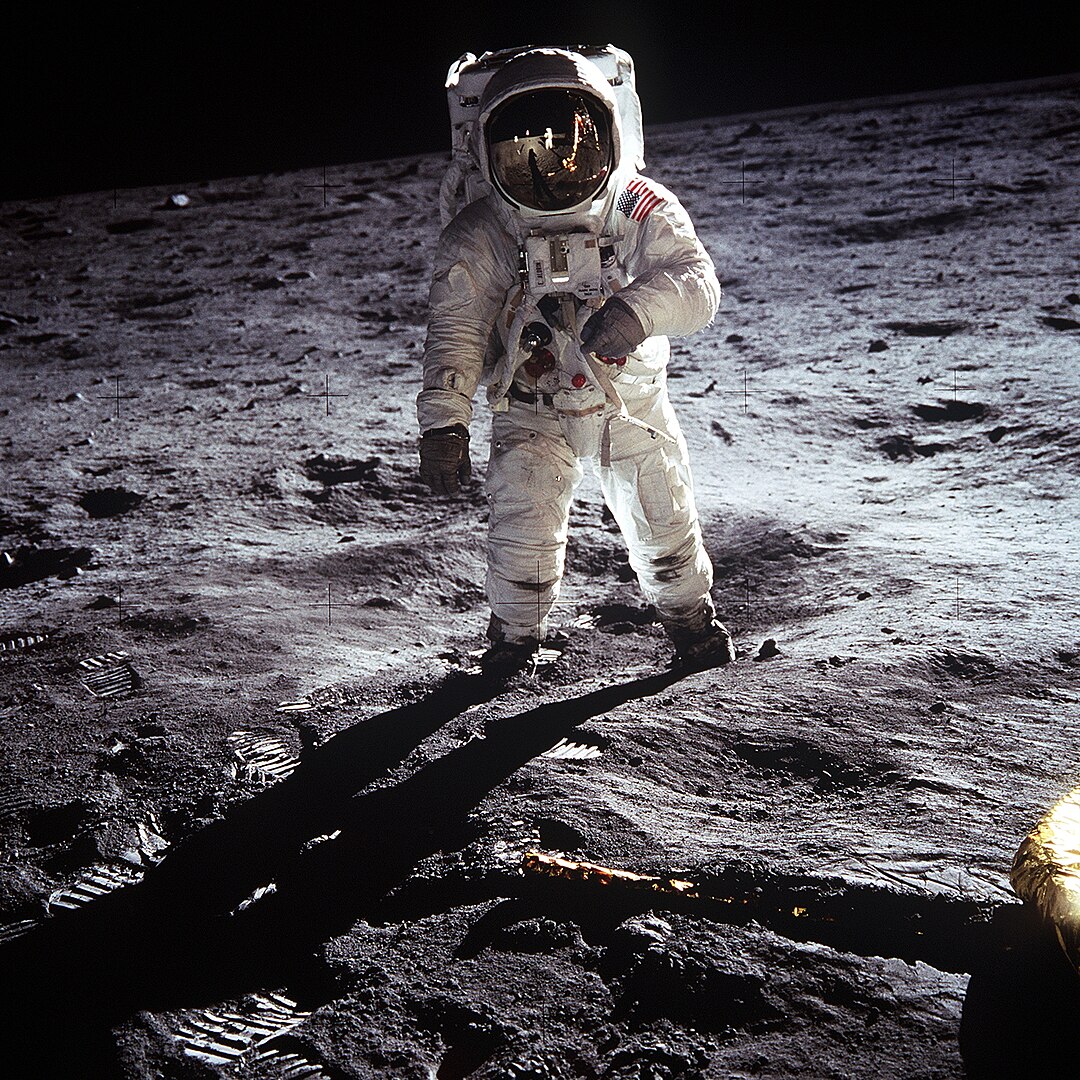 Олдрин в Море Спокойствия на Луне. Фотографирующий его Армстронг отражается в стекле гермошлема. Фото: Авторство: Neil A. Armstrong, Общественное достояние, commons.wikimedia.org