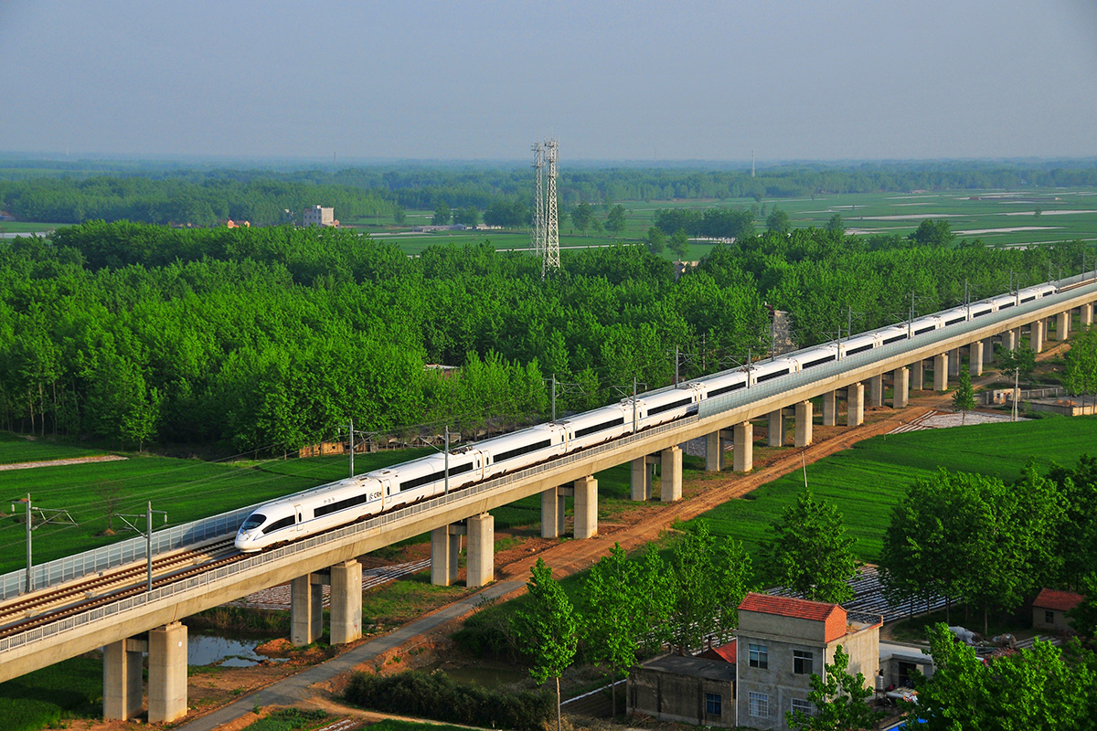 Высококоростной поезд следующий по железной дороге Пекин-Шанхай, проезжает по Даньян-Куньшаньскому виадуку, Китай. 14 апреля 2012 года. Фото: Reuters