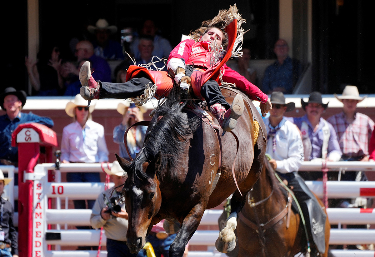 Рокер Штайнер из Уэзерфорда, штат Техас, скачет на лошади во время соревнований по родео на Calgary Stampede в Калгари, Альберта, Канада, 8 июля 2024 года. Фото: Reuters
