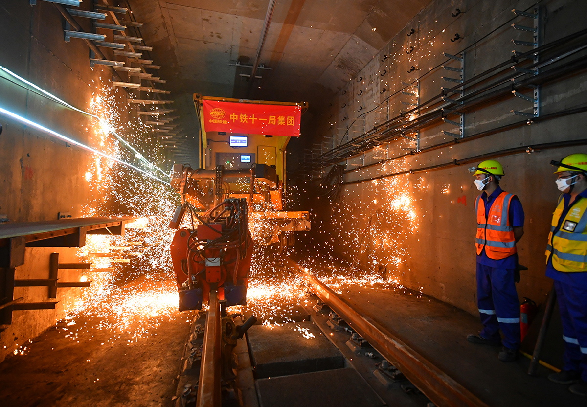 Рабочие на строительстве новой станции метро в Пекине, Китай, 31 июля 2021 года. Фото: Reuters